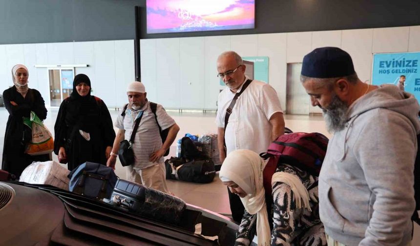 Kutsal topraklardan yurda dönen ilk hacı kafilesi İstanbul Havalimanı’nda gözyaşlarıyla karşılandı