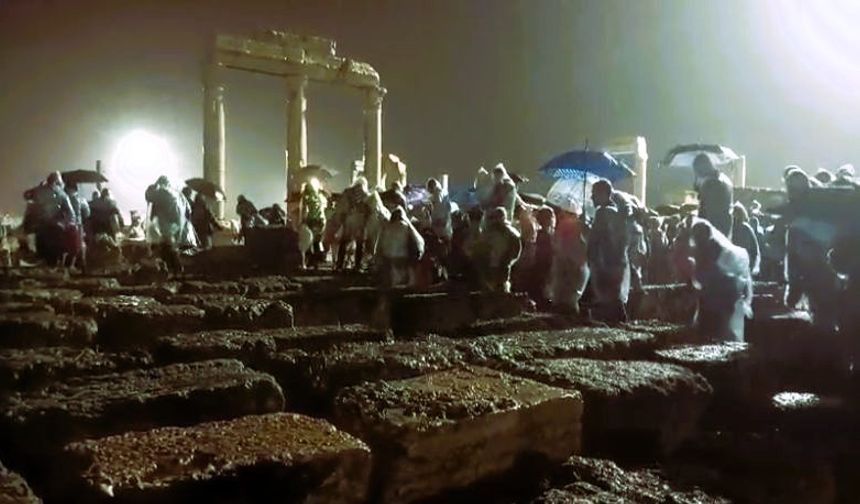 Laodikya’dan, Kızıl Ordu Korosunun şarkıları değil ‘yuh’ sesleri yükseldi