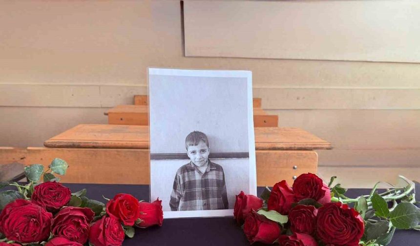 Maganda kurşunuyla ölen öğrencinin masasına gül bırakıldı