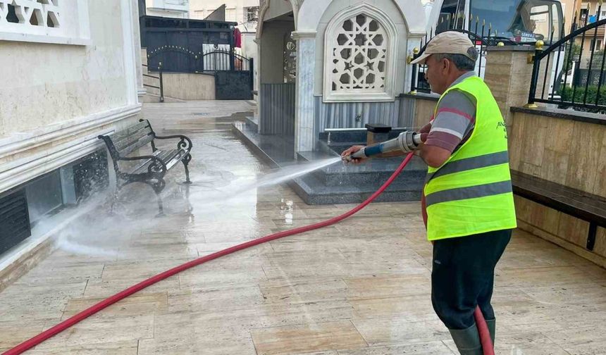 Manavgat Belediyesi’nden bayram öncesi cami temizliği