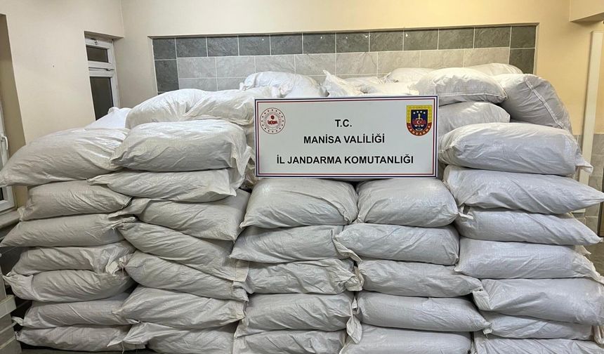Manisa’da 7 bin 900 kilo kıyılmış tütün ele geçirildi