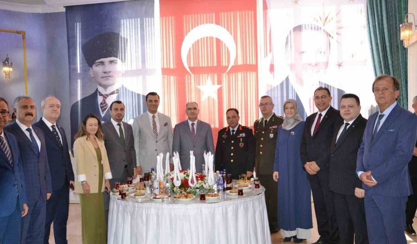 Manisa’da resmi bayramlaşma töreni yapıldı