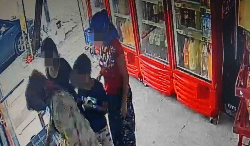 Marketten dondurma ve içecekleri alıp kıyafetlerine gizleyen kadınlar, ticari takside yakalandı