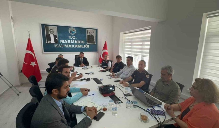 Marmaris’te deprem sonrası sahaya çıkan ekipler incelemelerini sürdürüyor