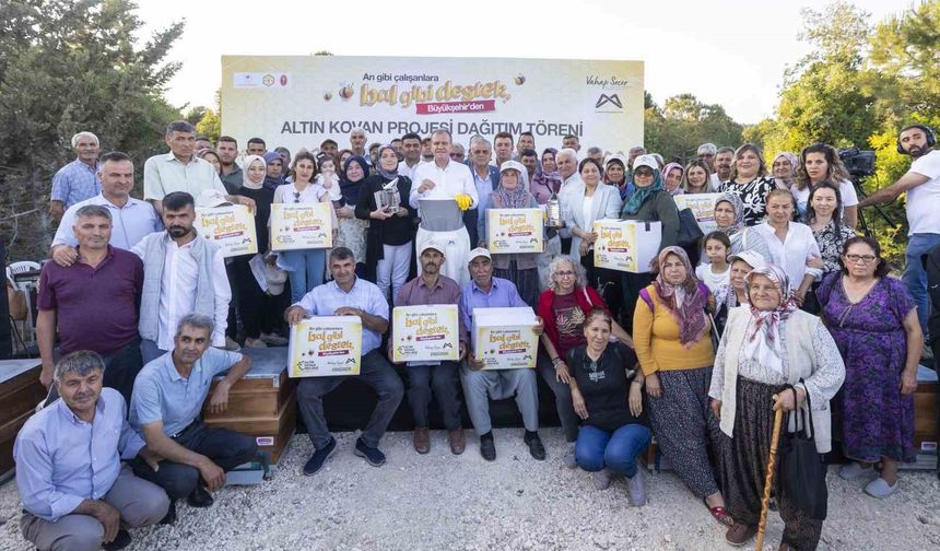 Mersin’de arı yetiştiricilerine kovan ve ekipman desteği