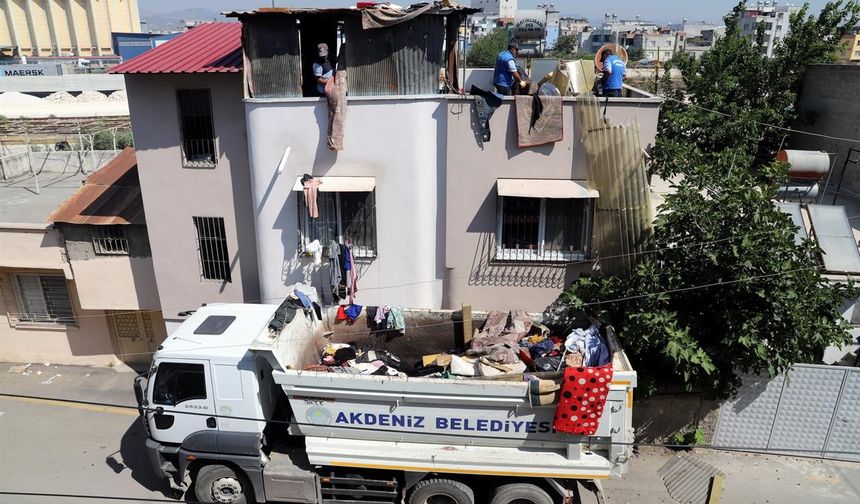 Mersin’de bir evden 2 kamyon çöp çıkarıldı
