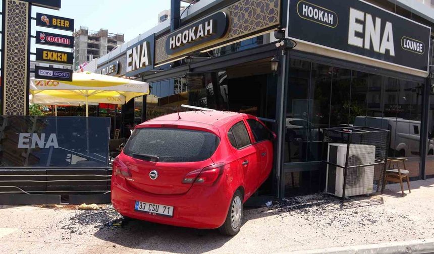 Mersin’de kontrolünü kaybeden kadın sürücü aracıyla kafeye daldı