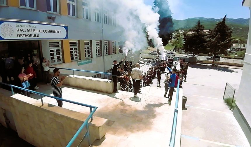 Meşale ve konfetilerle uğurlanan emektar öğretmenden duygulandıran öğütler
