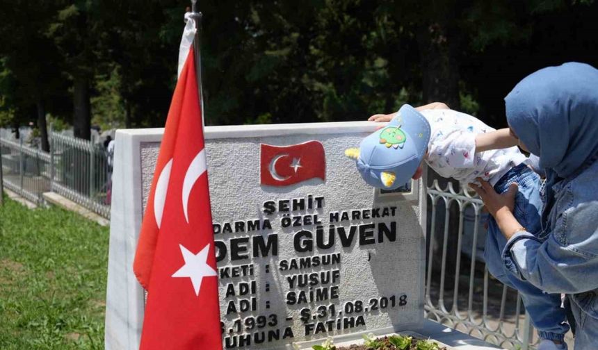 Mezarlıklarda Arefe yoğunluğu, şehitliklerde hüzün