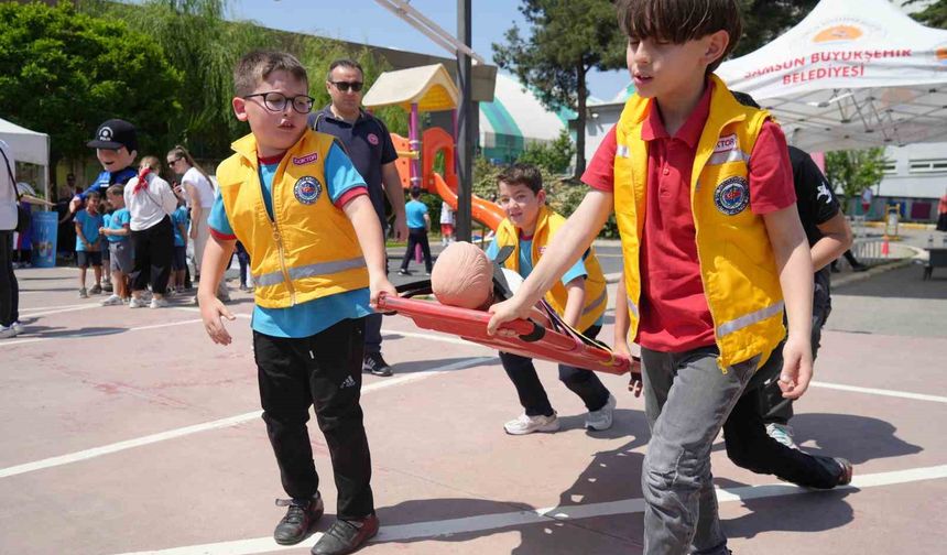 Minik sağlık elçileri, arkadaşlarına sağlık hizmetlerini anlattı