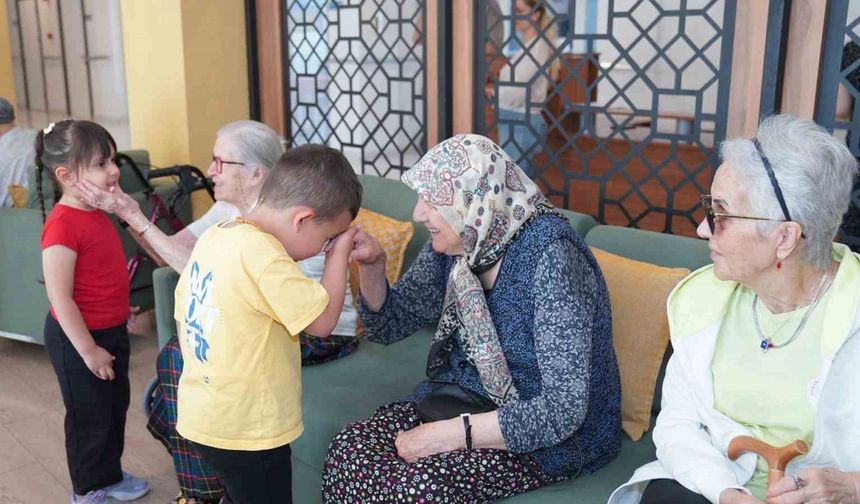 Minikler büyükleriyle bayramlaştı