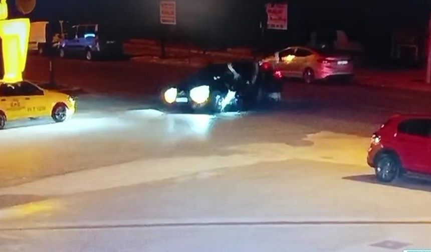 Motosiklet sürücüsü takla atıp otomobilin üzerine düştü... O anlar kamerada