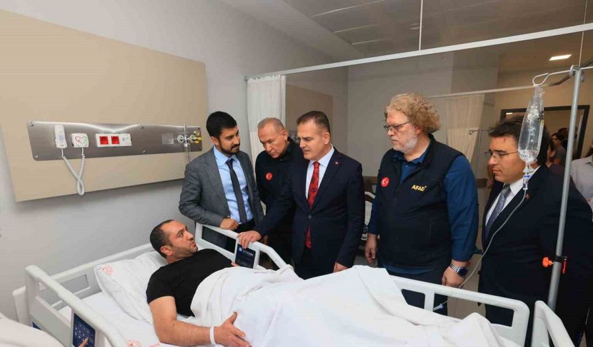 Muğla Valisi Akbıyık, depremde yaralanan vatandaşları hastanede ziyaret etti