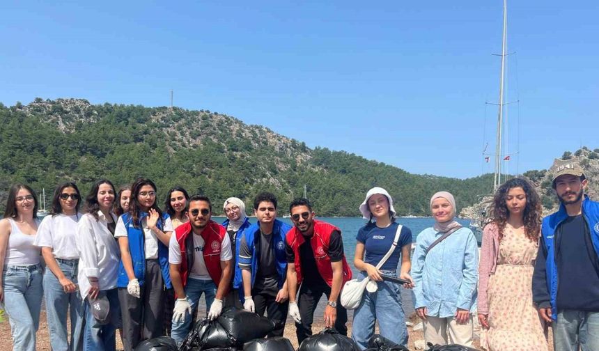 Muğla’da gönüllü gençler sahil temizliği yaptı