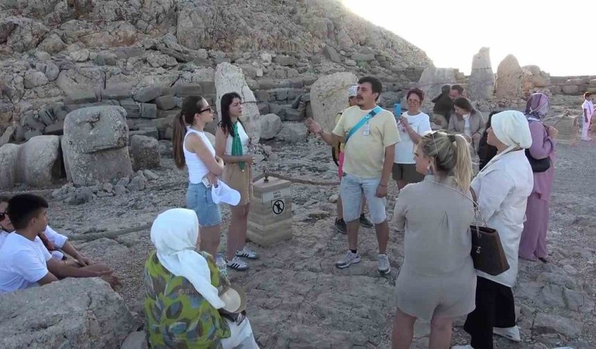 Nemrut Dağı’nda hafta sonu turist yoğunluğu
