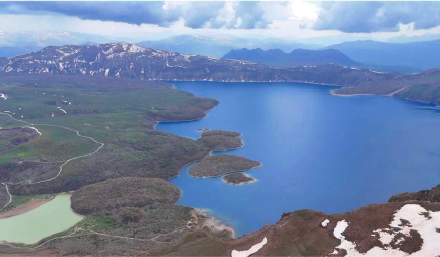 Nemrut Krater Gölü havadan görüntülendi: Doğal güzelliğiyle hayran bıraktı