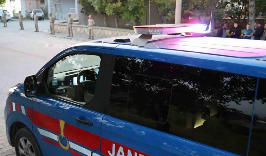 Önce kafasına vurdu, sonra boğazını kesip öldürdü