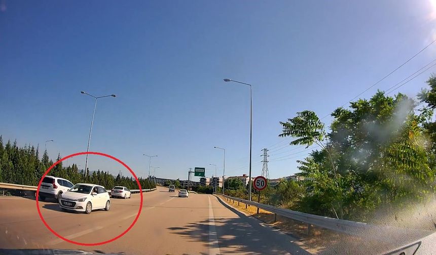 Otobanda ters şeritte ilerlemeye başladı: Tehlikeli anlar kamerada