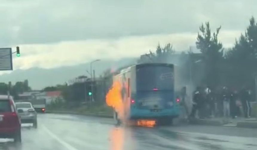 Otobüs bir anda alev aldı, yolcular panikle kaçtı