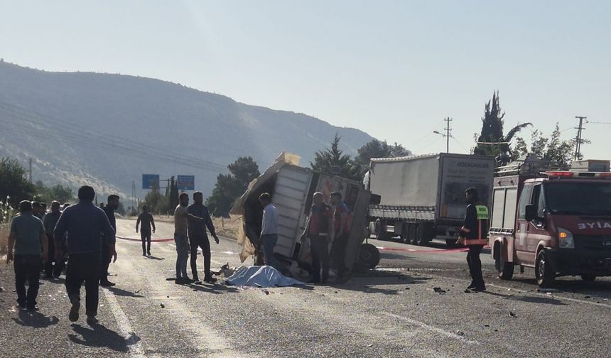 Otomobil ile kamyonet çarpıştı: 1 ölü, 4 yaralı