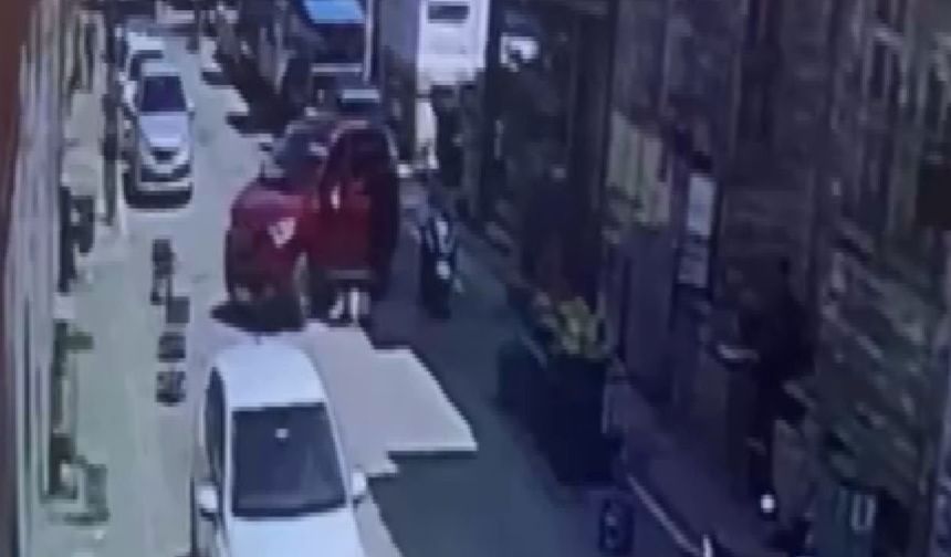 Otomobil mobilya mağazasına daldı, facia ucuz atlatıldı