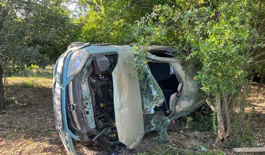 Otomobil yol kenarındaki tarlaya girip yan yattı: 4 yaralı