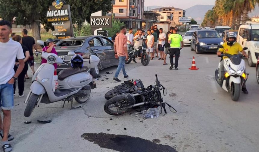 Otomobile ok gibi saplanan motosikletteki 1 kişi öldü, 1 kişi yaralandı