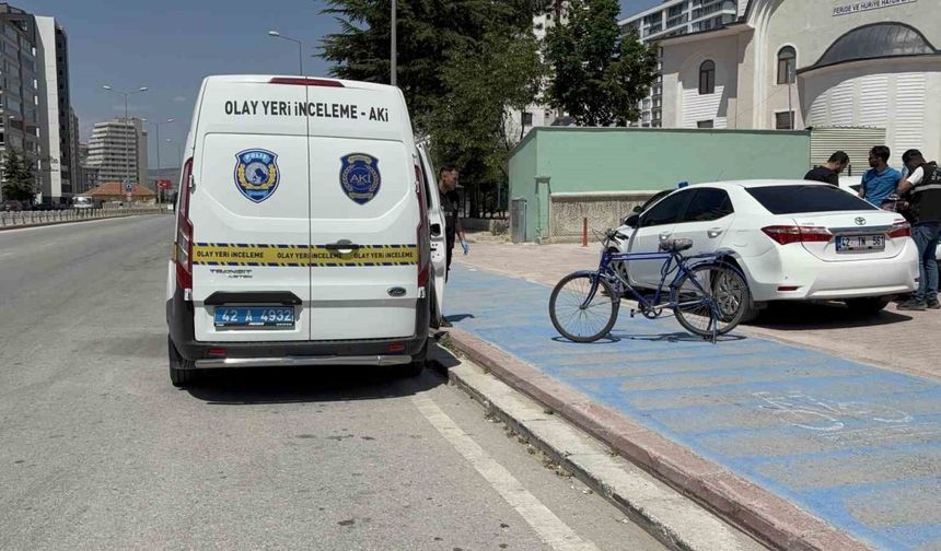 Otomobilin çarptığı bisikletli hayatını kaybetti