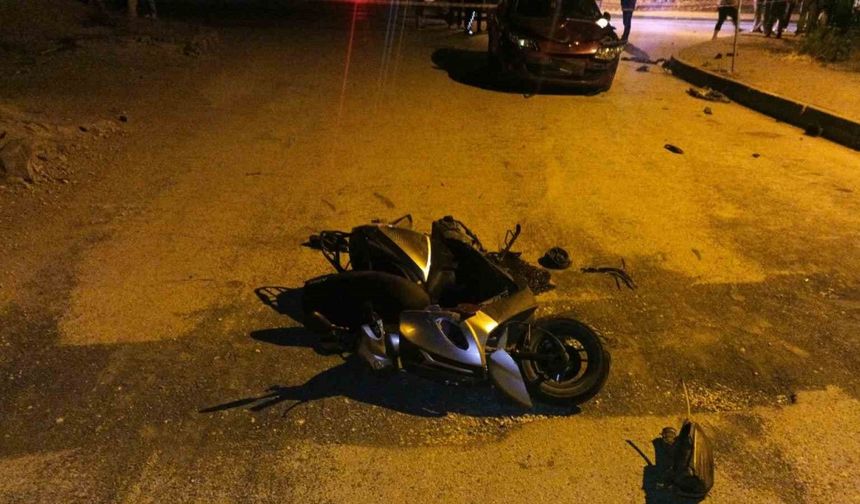 Otomobille çarpışan motosikletin sürücüsü hayatını kaybetti, oğlu ağır yaralandı
