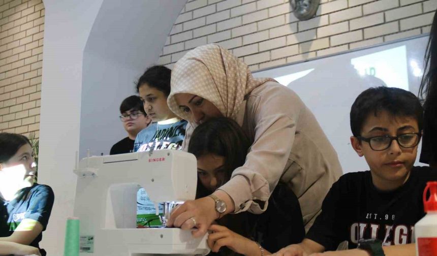 (Özel) Atık kumaşlardan kitap ayracı üretiyorlar