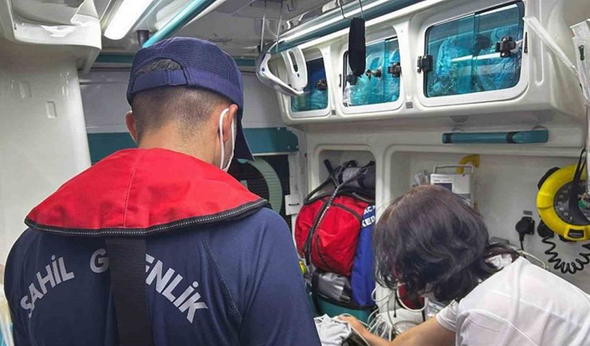 Özel teknede rahatsızlanan vatandaşa tıbbi tahliye