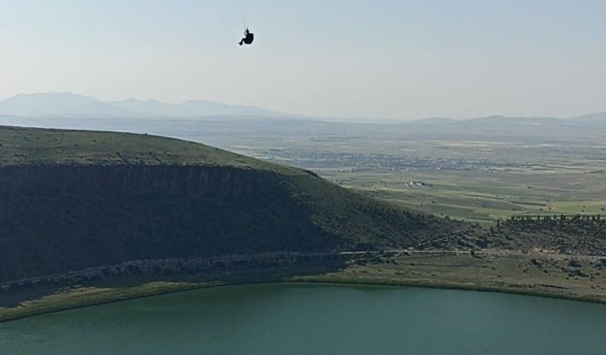Paraşütü ile uçtuğu Narlıgöl’ü kuş bakışı kaydetti