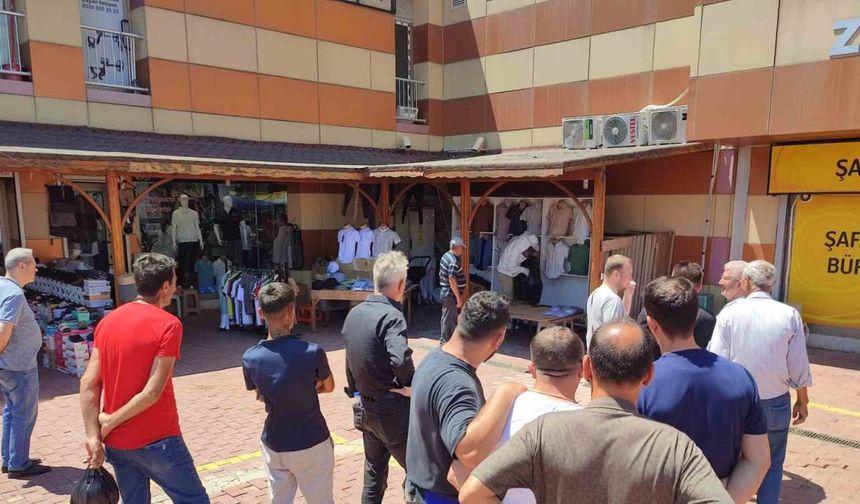Pazar yerinde oğul veren arılar kovana alındı
