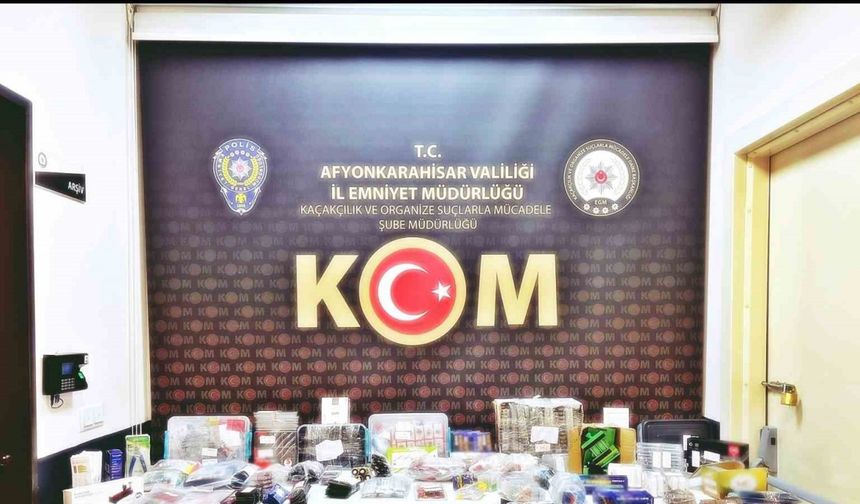 Polis binlerce kaçak cep telefonu aksesuarı ele geçirdi