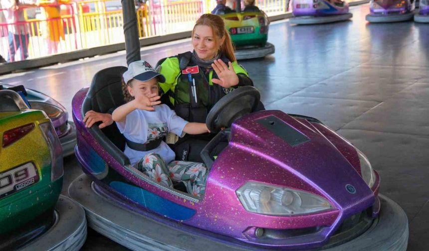 Polis özel çocuklarla birlikte lunaparkta eğlenceli bir gün yaşadı