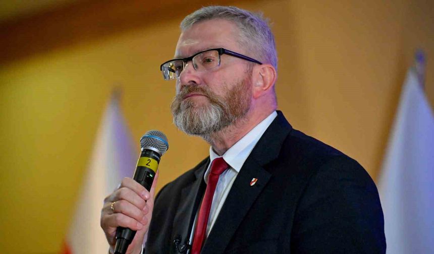 Polonyalı milletvekili Braun parlamentodaki LGBT konulu sergiyi kaldırdı: "Kamusal rezaleti önlüyorum"