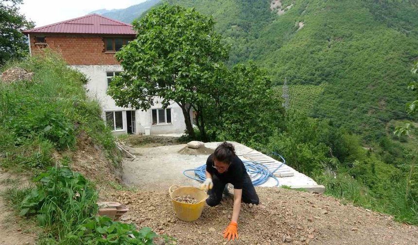 Reklam, sinema ve dizi alanlarında çeşitli projelerde yer aldı ama onun tercihi köy hayatı oldu