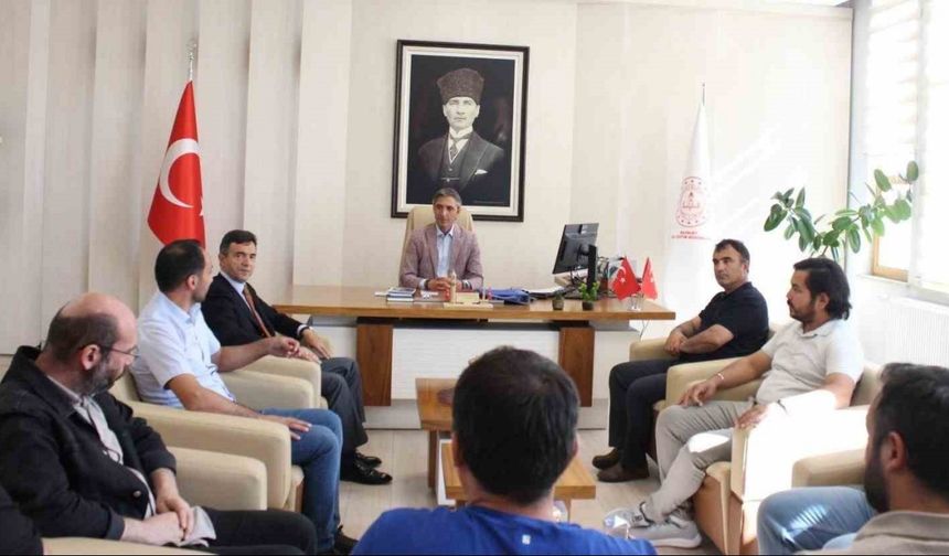 Robot yarışmasından başarıyla dönen takımların öğretmenlerine katılım belgeleri verildi