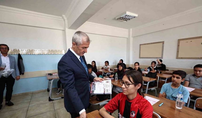 Şahinbey Belediyesi’nden öğrencilere deneme seti desteği