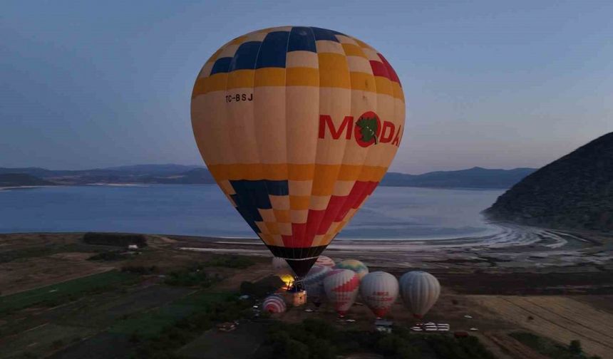 Salda Gölü’nde sezon açıldı, balonlarla gökyüzü masalı bayram coşkusuna eşlik edecek