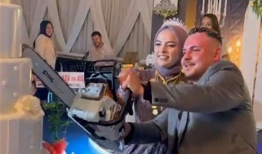 Salona paytonla geldiler, pastayı da motorlu testere ile kestiler