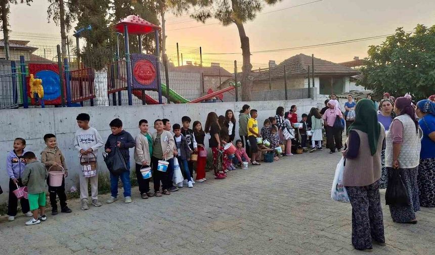 Sarıgöl’de arife geleneği çocukları sevindirdi