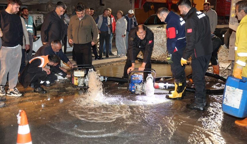 Şehrin büyük kısmı susuz kaldı, başkan sabah saatlerine kadar çalışmayı yerinde takip etti