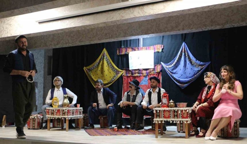 Şemdinli’de ’Komşu Köyün Delisi" tiyatro oyunu sahnelendi
