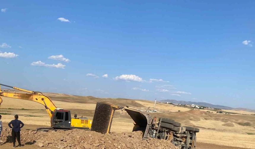 Siirt’te kamyon devrildi: 1 yaralı