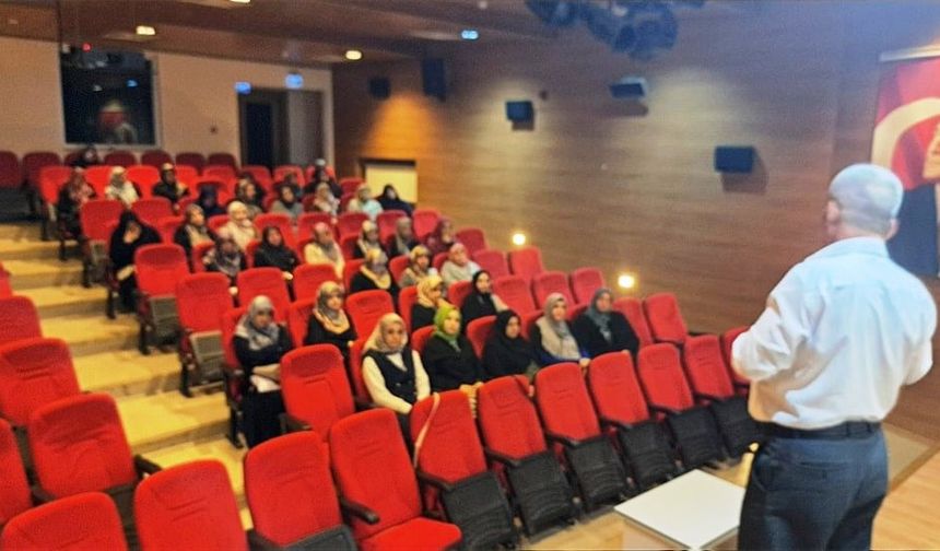 Simav’da bayan Kur’an kursu öğreticilerine seminer
