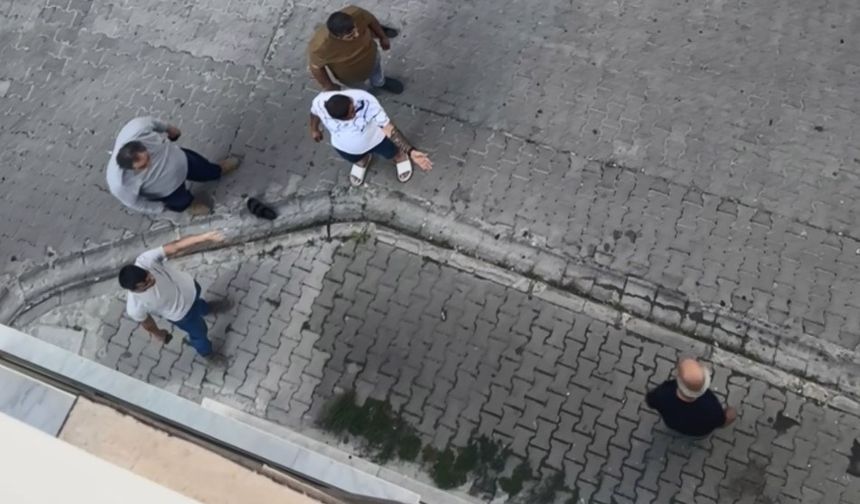 Sokakta eşini bıçakla rehin aldı, vatandaş tek hamleyle kurtardı: O anlar kamerada