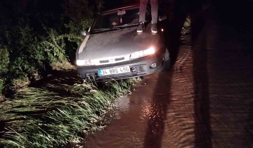 Su borusu patladı, sürüklenen araçtaki sürücü mahsur kaldı
