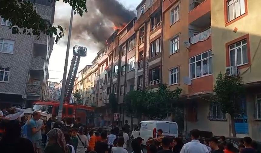 Sultangazi’de 4 katlı binanın çatısında yangın çıktı, alevler yan binalara sıçradı