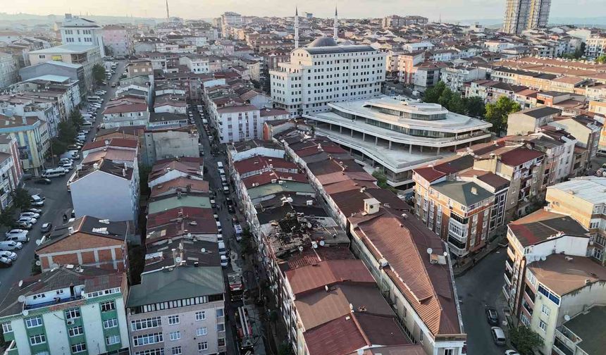 Sultangazi’de çatı yangını yan binalara sıçradı: Yanan çatılar dronla görüntülendi